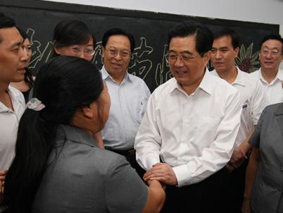 [视频]胡锦涛在河南看望特教学校和农村学校师