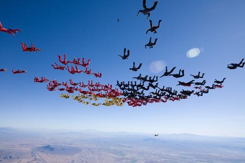 200名德跳伞者在美摆出国旗颜色造型创记录(图