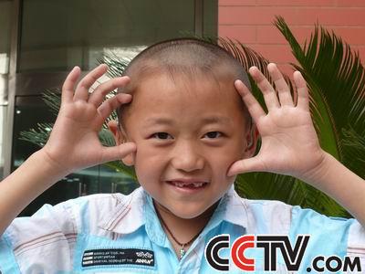CCTV.com-乐观的小宇航希望获得听力 为社会