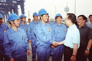 2005年6月25日，温家宝总理视察天津港时与孔祥瑞亲切握手