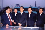 2005年10月2日，胡锦涛视察天津港