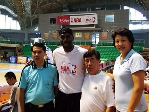 CCTV.com-NBA海尔篮球训练营在青岛大学举