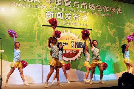 CCTV.com-蒙牛成NBA中国官方合作伙伴 篮球