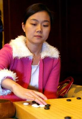 张璇昨天上午11点陪着常昊的母亲周樾园出现