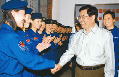 胡锦涛主席看望驻武汉空军某师官兵