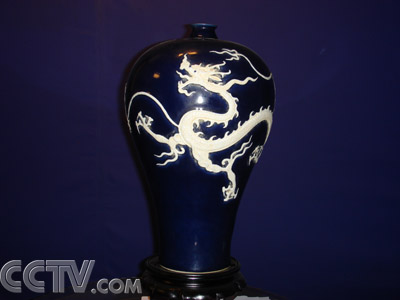 瓷器接底造假--蓝釉龙纹瓶（2006/03/02）