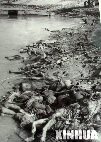 图为大屠杀后,南京郊外尸横遍野.新华社发图为南京大屠杀实证之一.