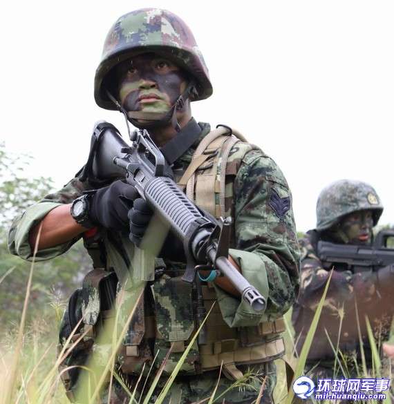 解放軍特種部隊接力傳遞已點燃的炸藥包以此練膽