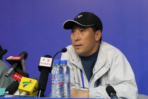 6次获得世界冠军的中国羽毛球队总教练李永波近日与弟子张宁,谢杏芳