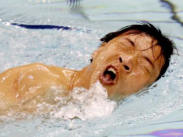 残奥金牌拍出30万 无臂游泳冠军感动中国
